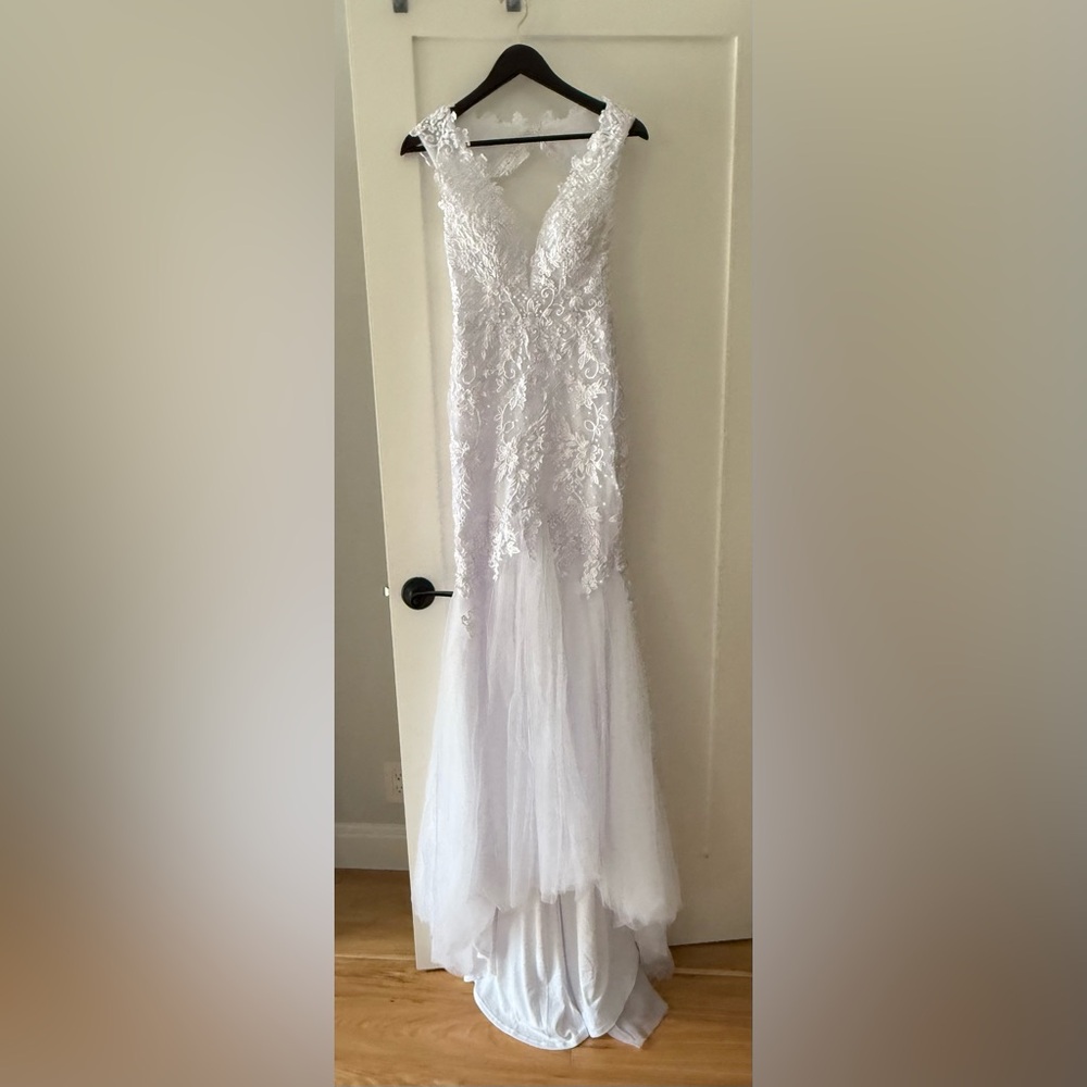 Elegant White Lace & Tulle Wedding Dress